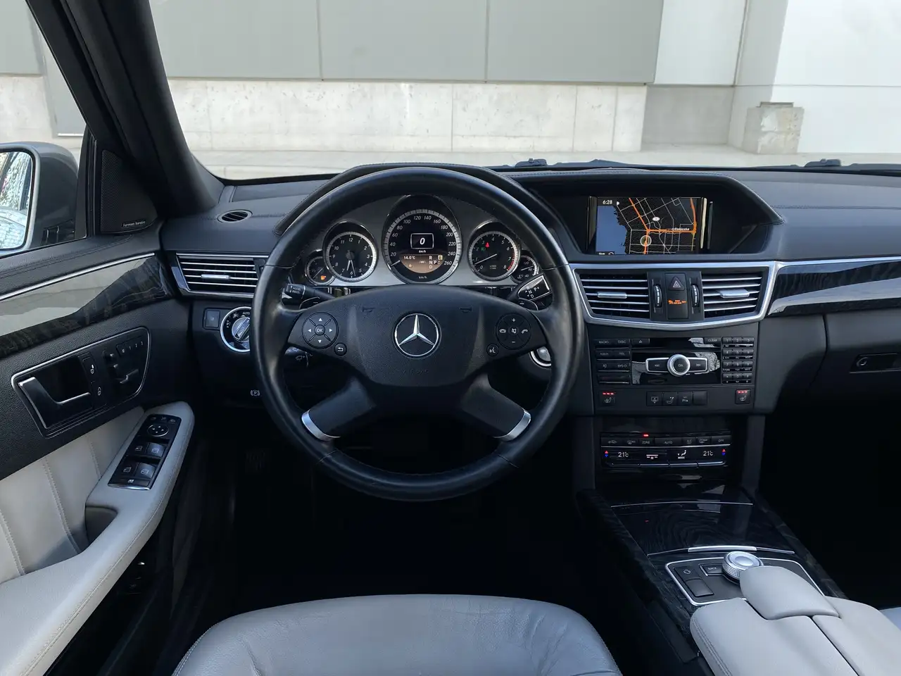 Mercedes-Benz E-Class снимка Mercedes-Benz E-Class