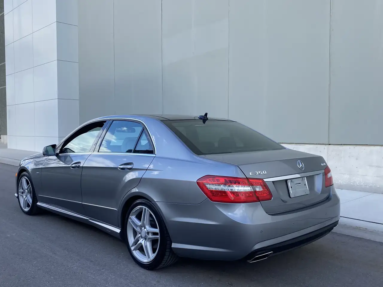 Mercedes-Benz E-Class снимка Mercedes-Benz E-Class
