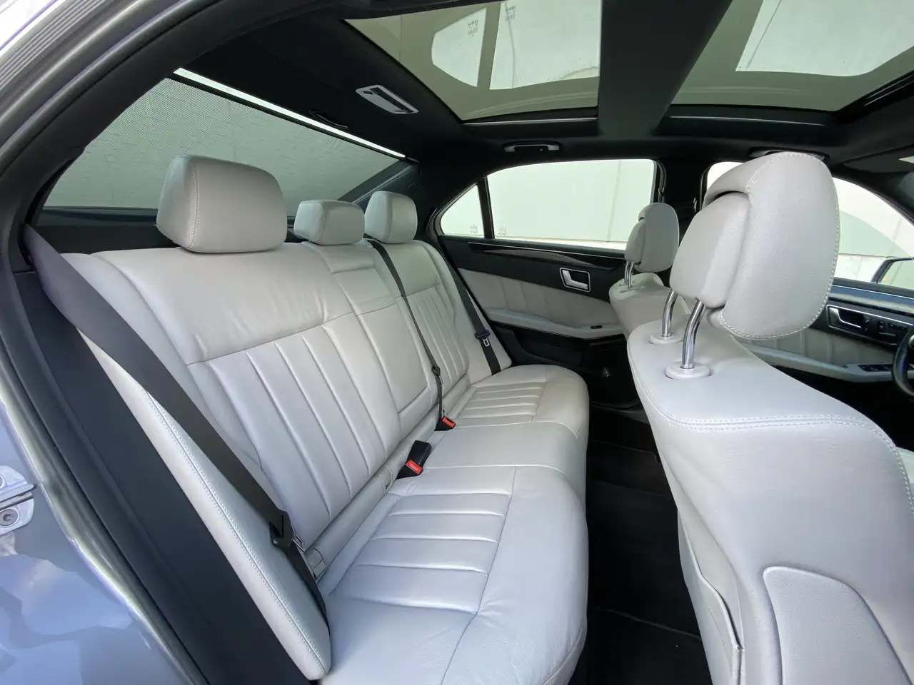 Mercedes-Benz E-Class снимка Mercedes-Benz E-Class