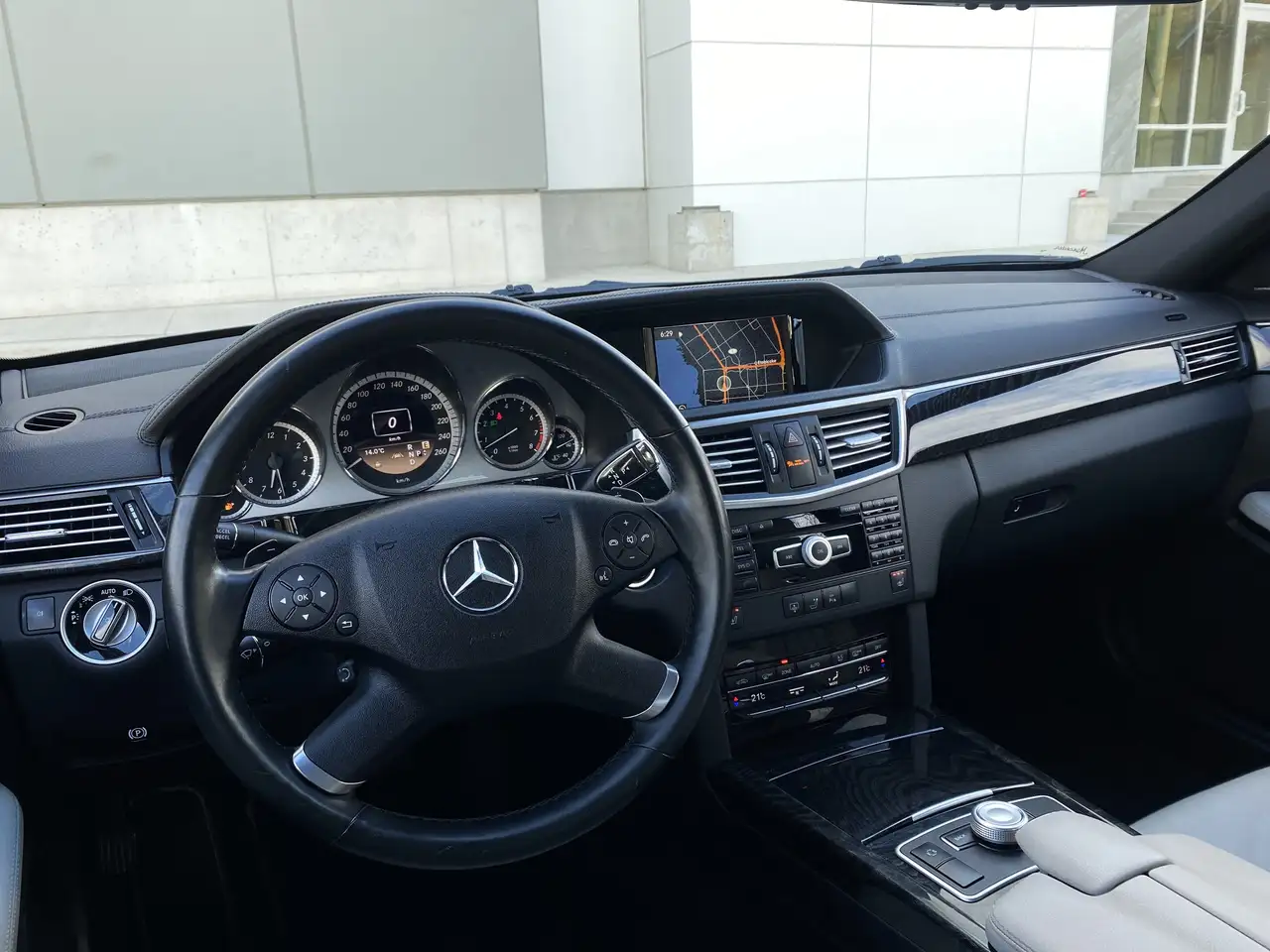 Mercedes-Benz E-Class снимка Mercedes-Benz E-Class