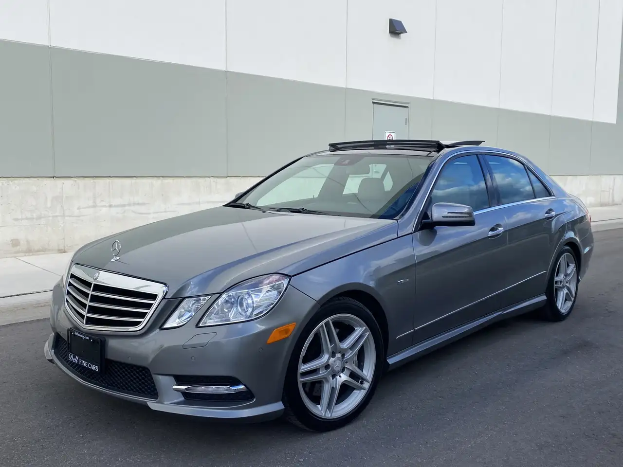 Mercedes-Benz E-Class снимка Mercedes-Benz E-Class