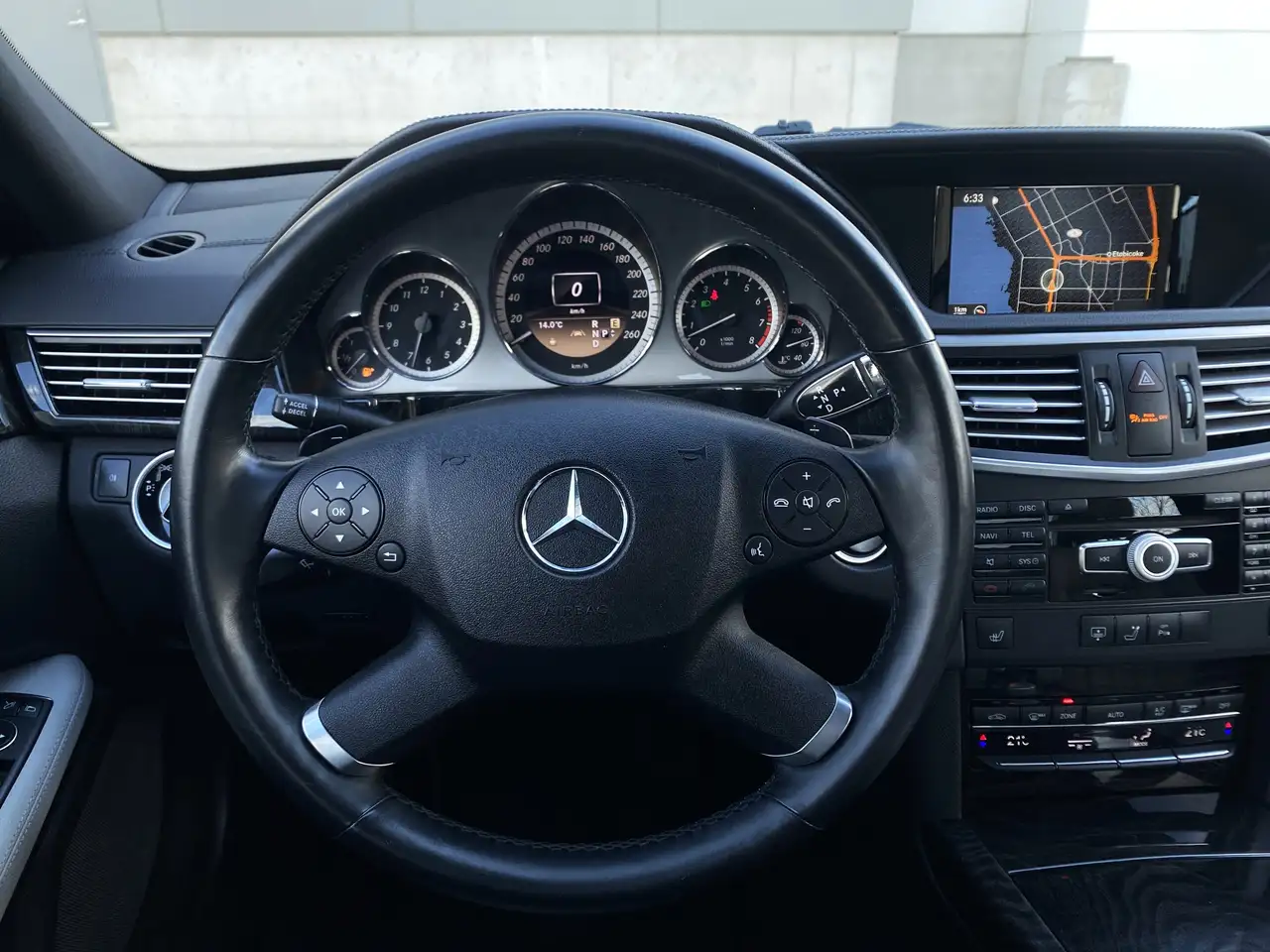 Mercedes-Benz E-Class снимка Mercedes-Benz E-Class