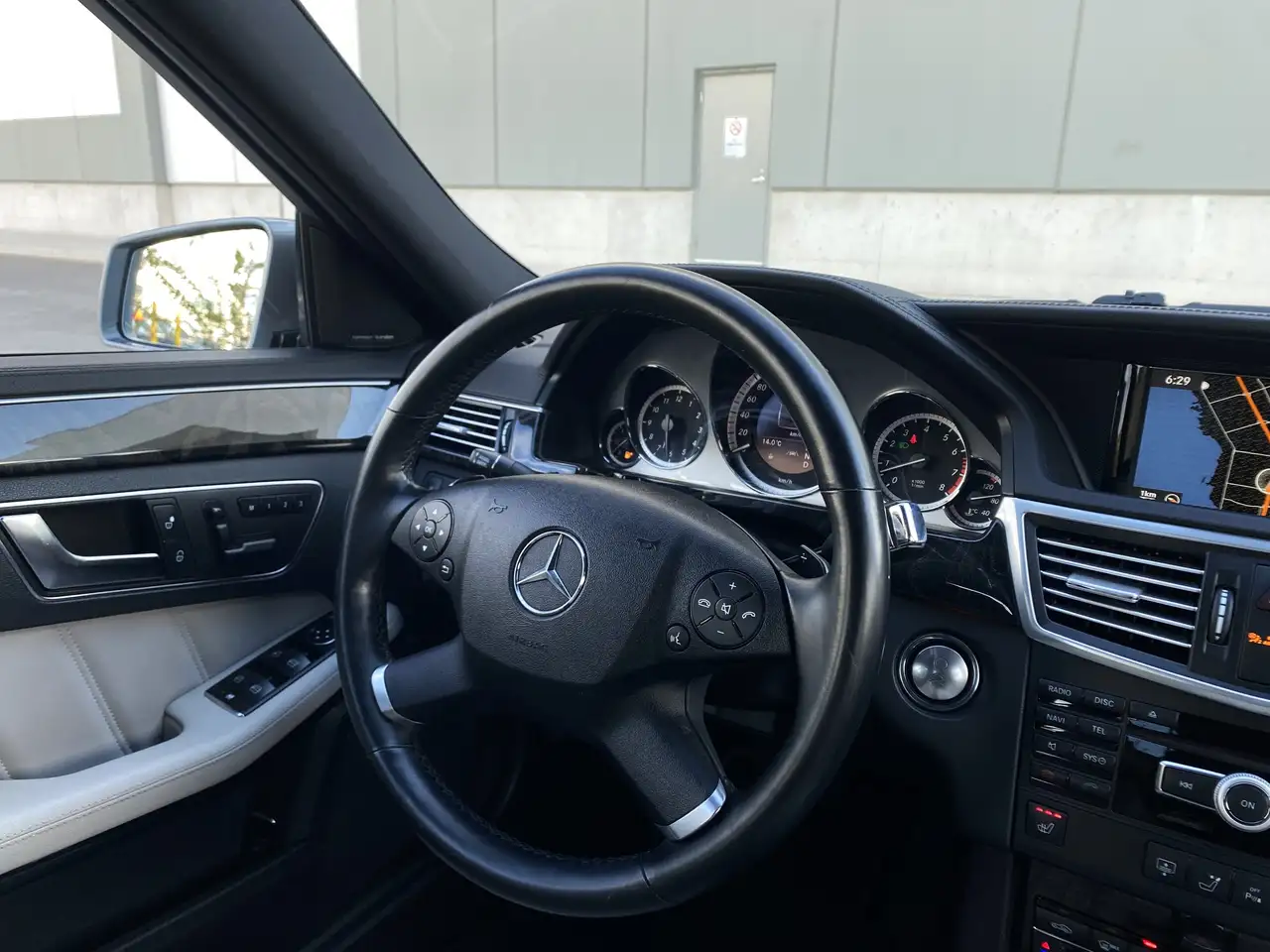 Mercedes-Benz E-Class снимка Mercedes-Benz E-Class