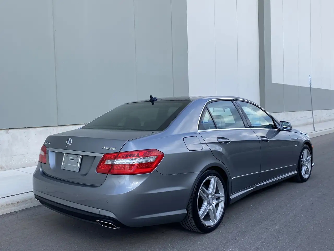 Mercedes-Benz E-Class снимка Mercedes-Benz E-Class