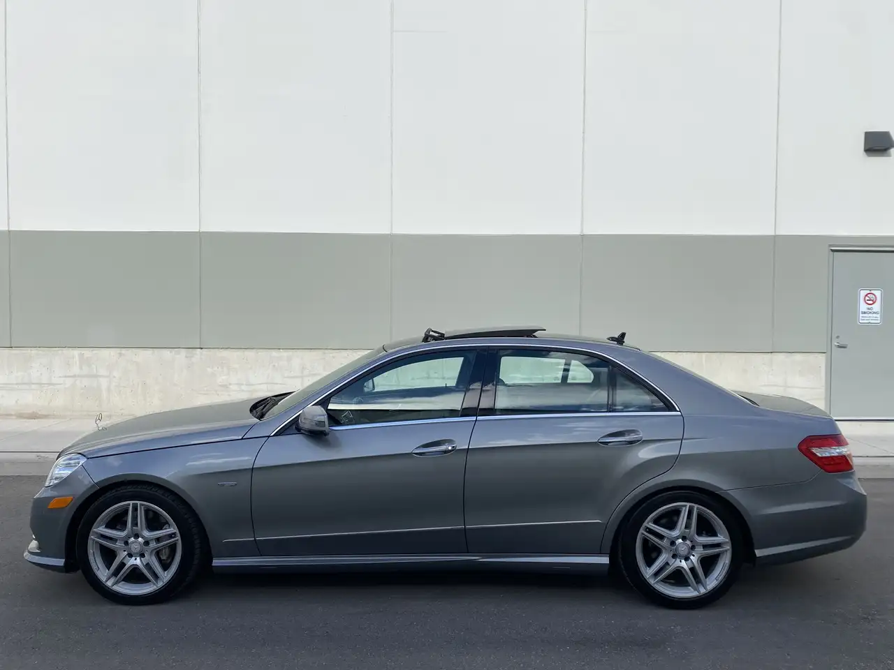 Mercedes-Benz E-Class снимка Mercedes-Benz E-Class