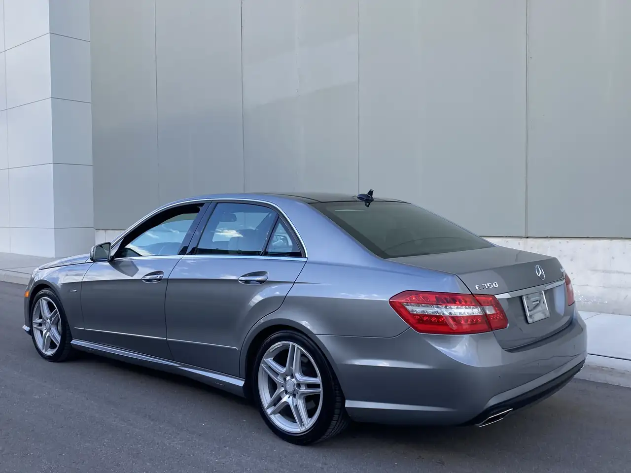 Mercedes-Benz E-Class снимка Mercedes-Benz E-Class