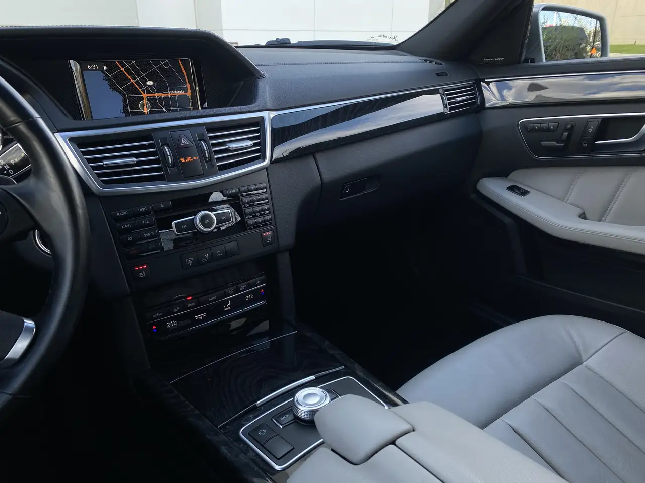 Mercedes-Benz E-Class снимка Mercedes-Benz E-Class