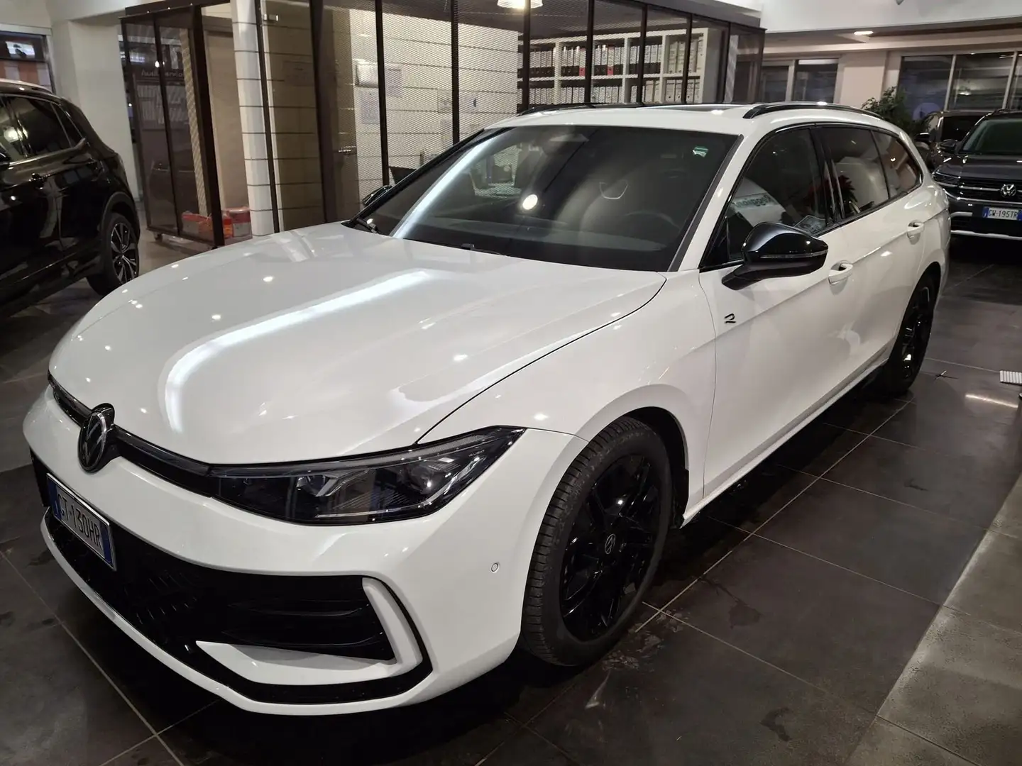 Volkswagen Passat 2.0 TDI 150 CV SCR EVO DSG R-Line Bianco - 1