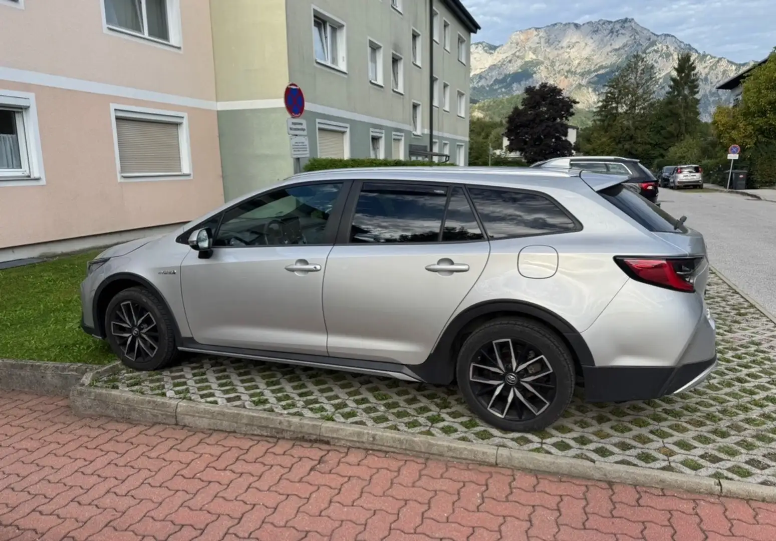 Toyota Corolla Corolla Kombi 1,8 Hybrid Trek Trek Silber - 2