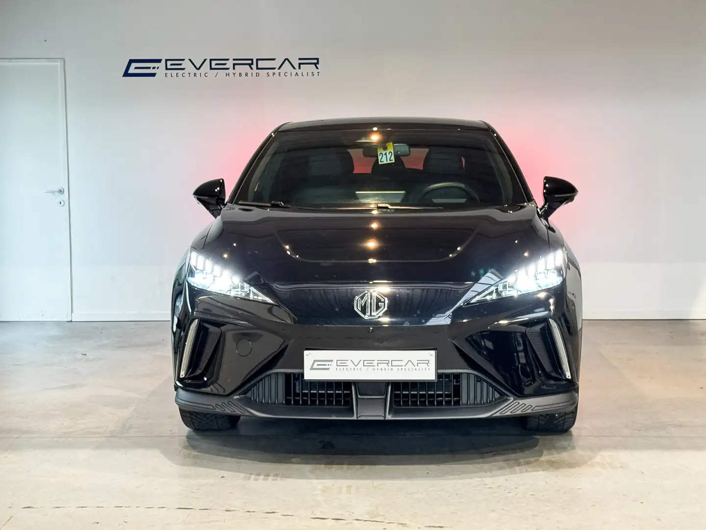 MG MG4 4 Luxury 64 kWh *18"*ACC*LED*CARPLAY* Noir - 2