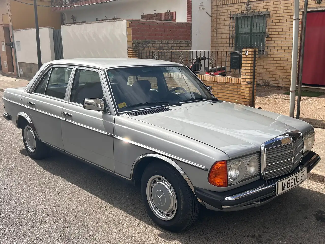 Mercedes-Benz Baureihe 123 300D, foto 1