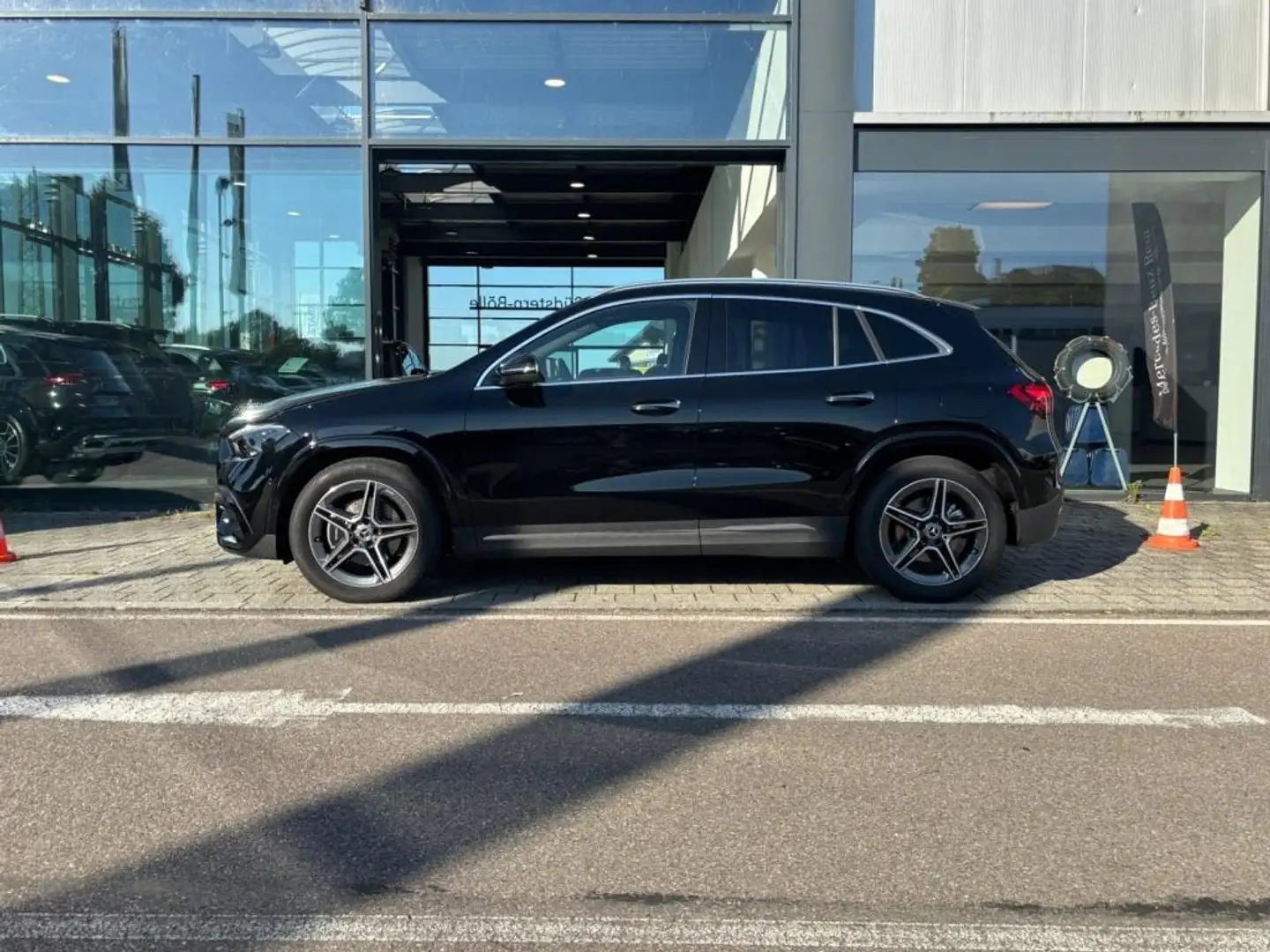 Mercedes-Benz GLA 220 d 4M AMG+AMBIENTE+MBUX+AHK+KAMERA+NAVI Schwarz - 2
