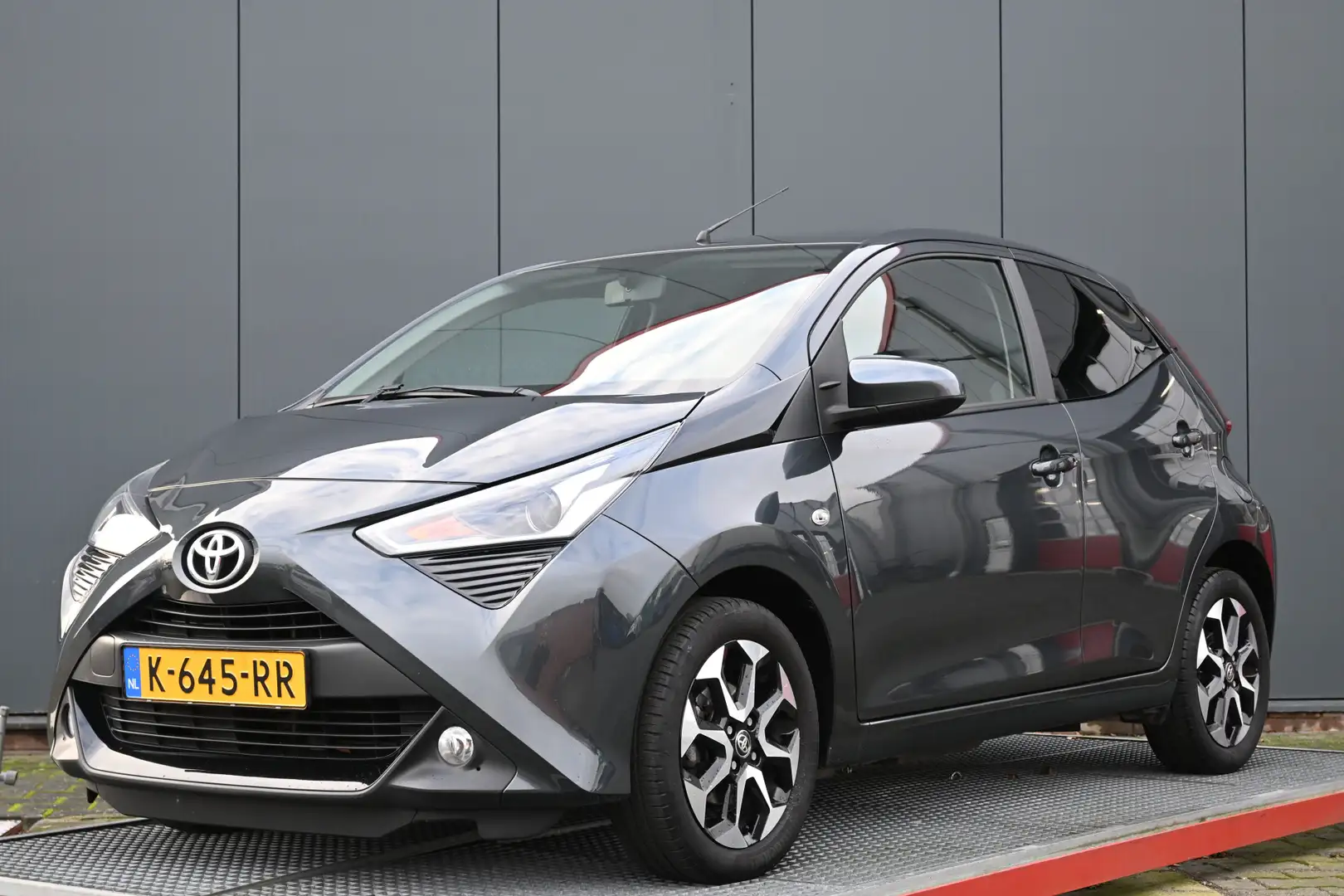 Toyota Aygo 1.0 VVT-i x-joy camera carplay Grigio - 1