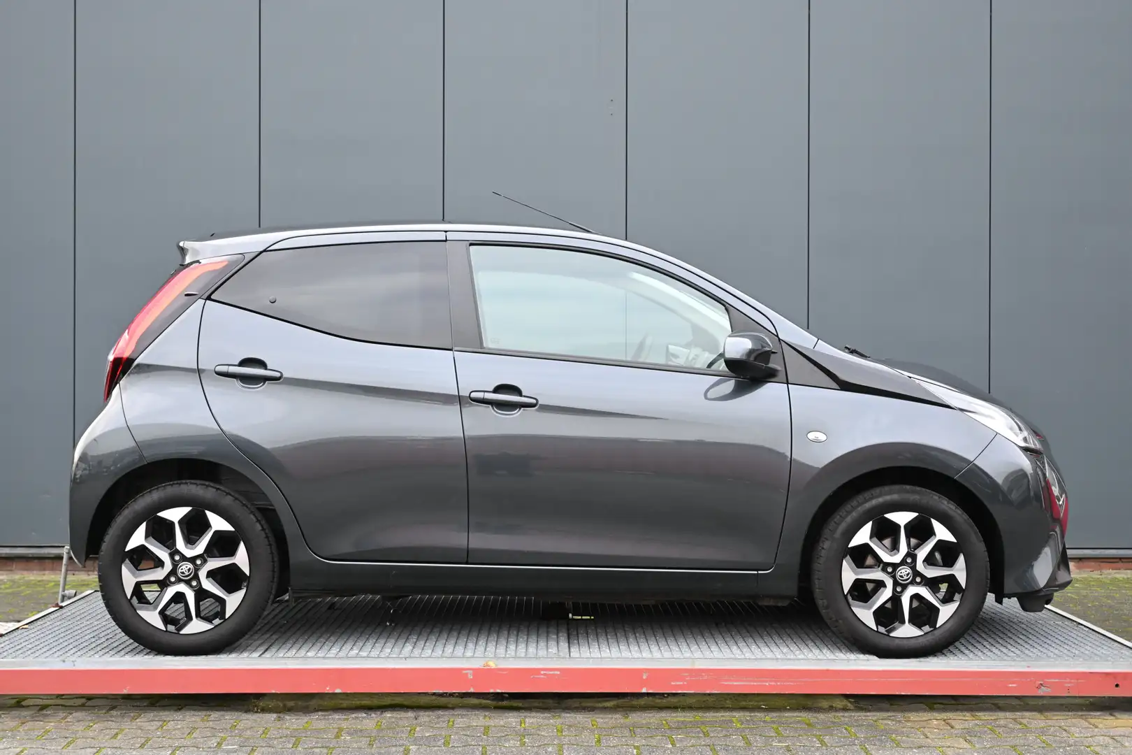 Toyota Aygo 1.0 VVT-i x-joy camera carplay Grigio - 2