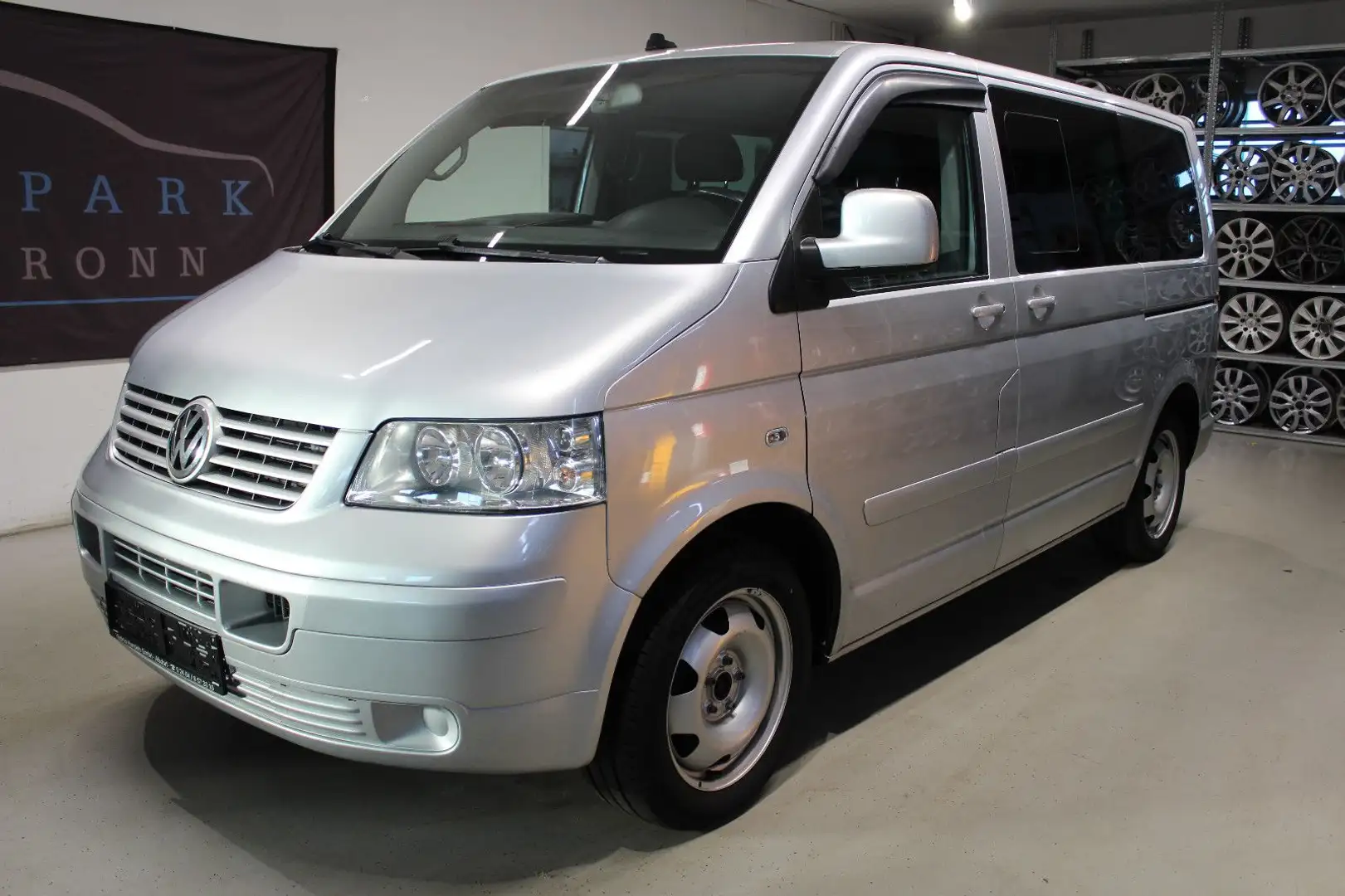 Volkswagen T5 Multivan *7SITZER*AHK*NAVI*TEMOPAT Silber - 1