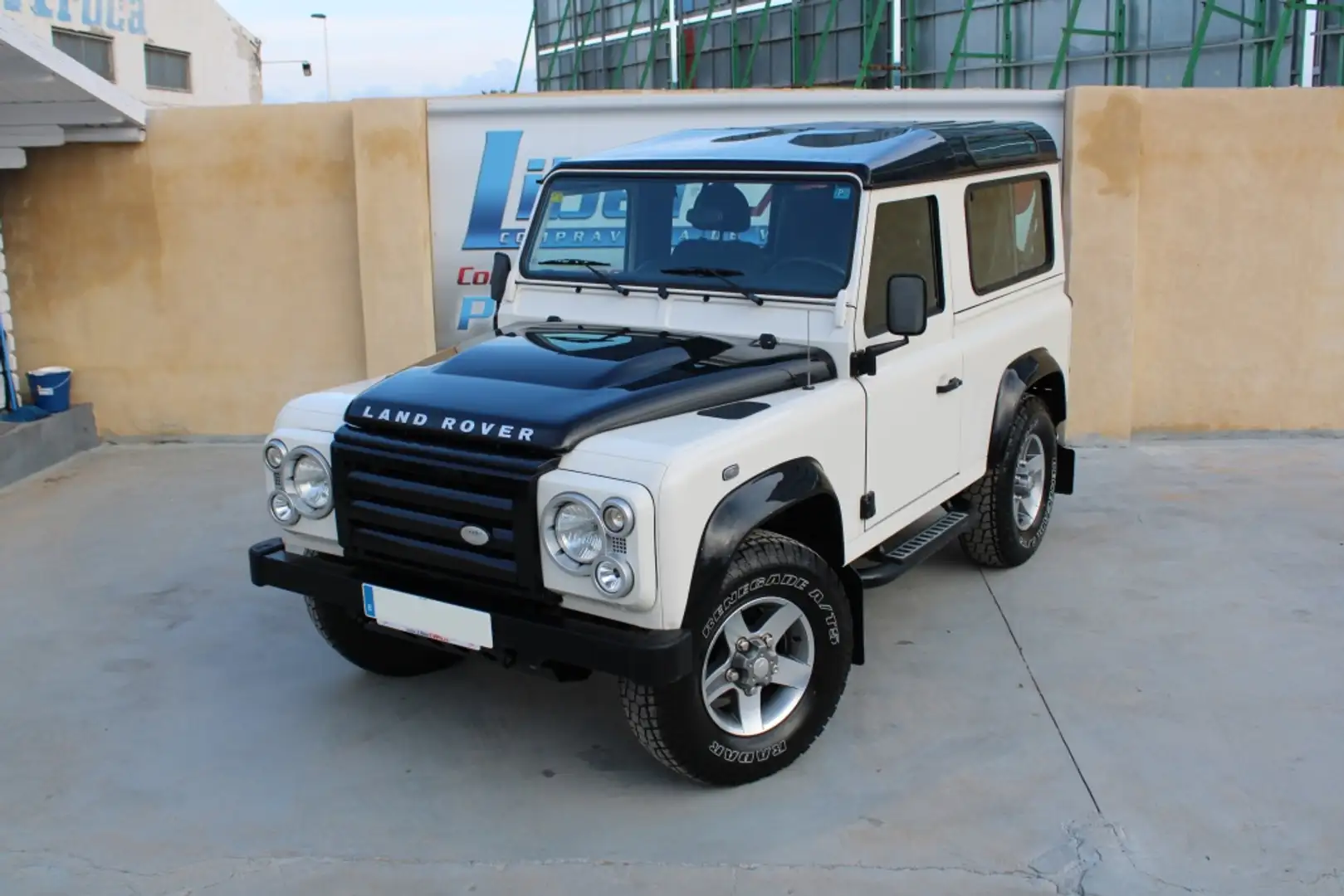 Land Rover Defender 90 SW Ice Wit - 2