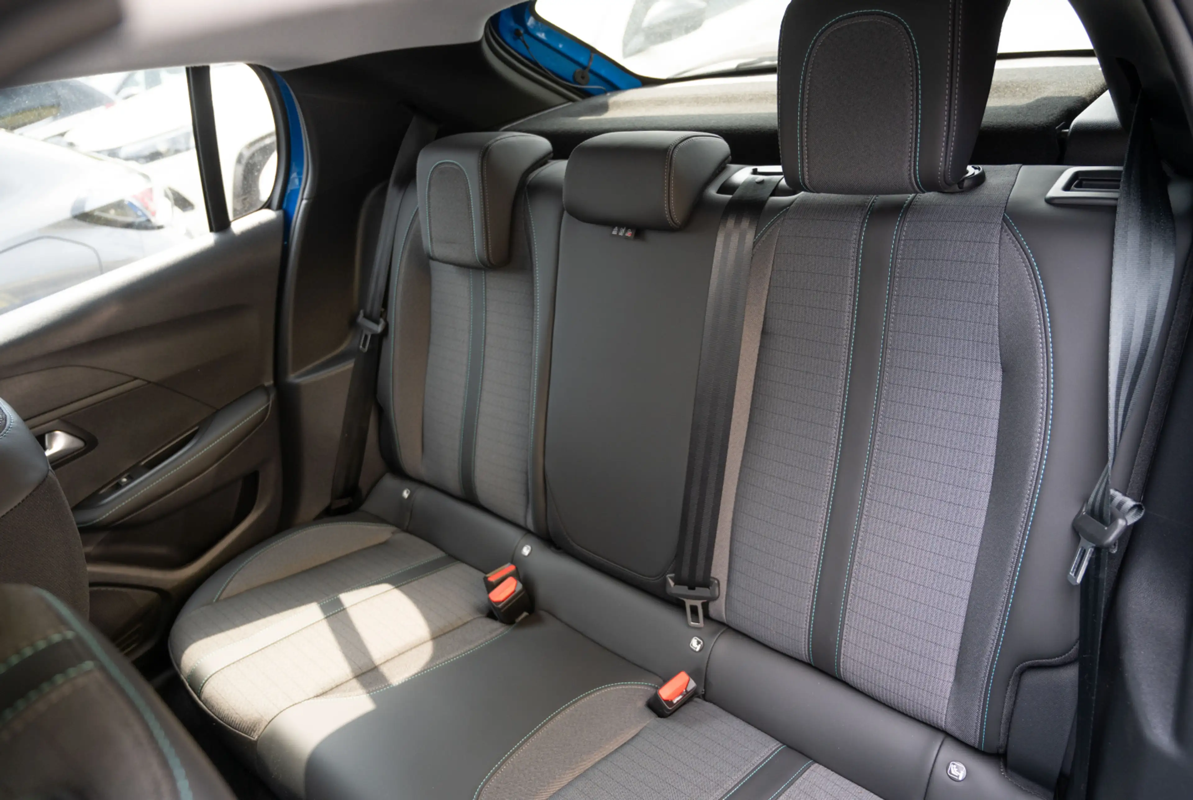 Peugeot 208 Allure Pack Elektromotor 136 *MIRRORSCREEN*SHZ*WÄRMEPUMPE* — photo 8