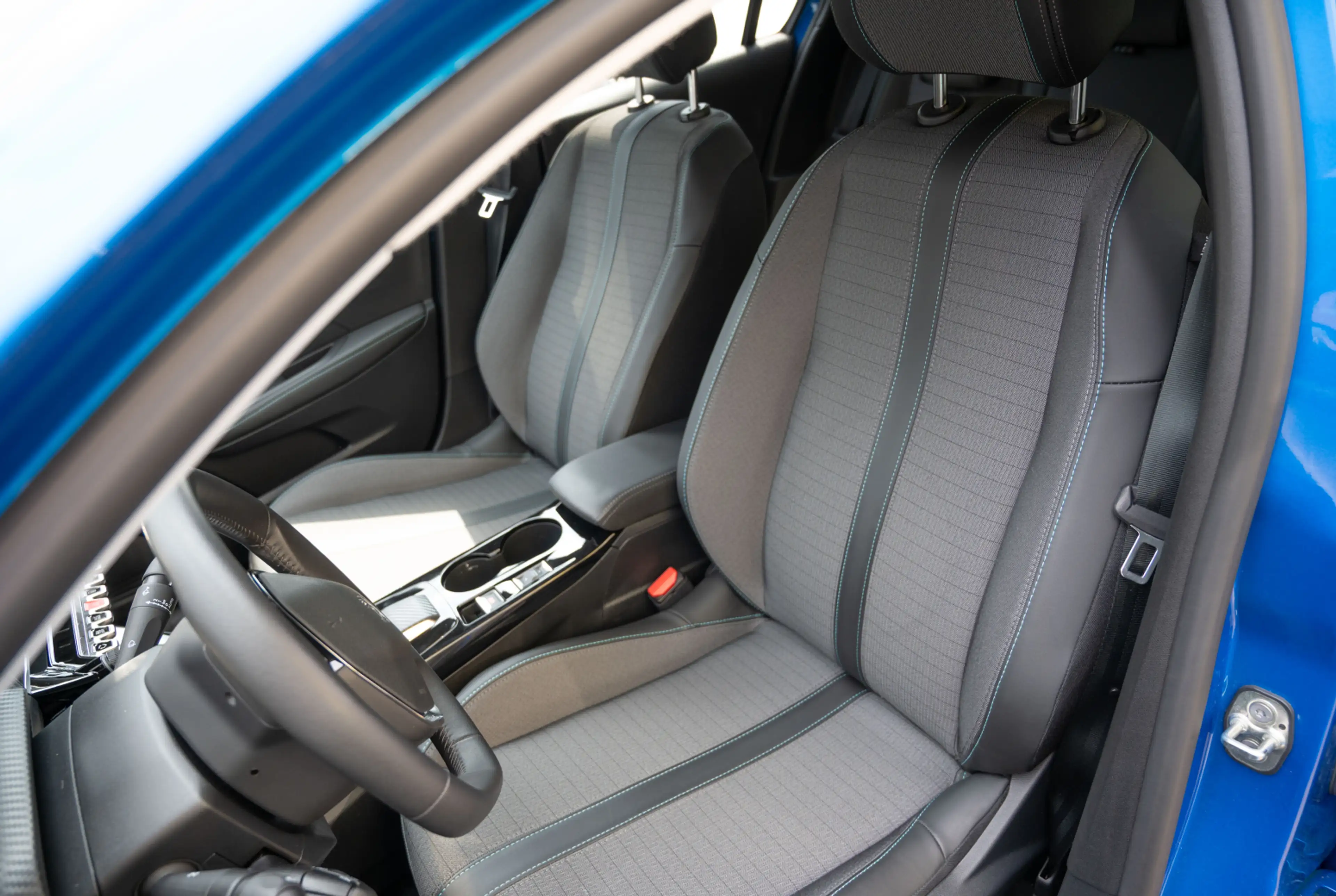 Peugeot 208 Allure Pack Elektromotor 136 *MIRRORSCREEN*SHZ*WÄRMEPUMPE* — photo 7