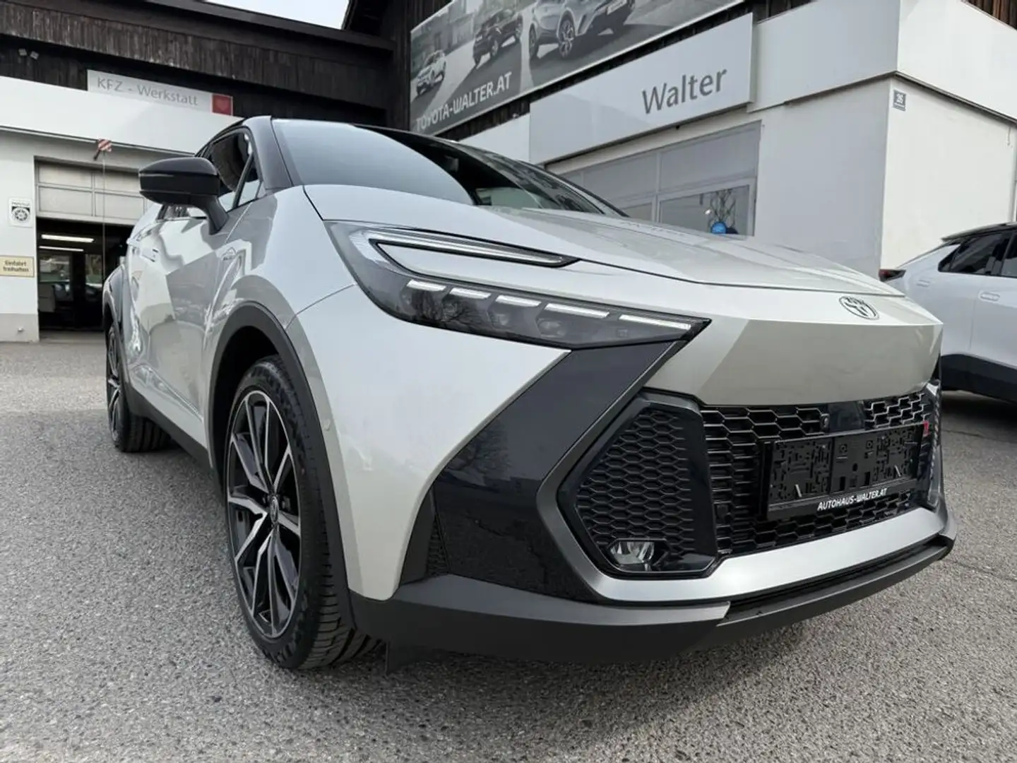 Toyota C-HR 2,0 Plug-In Hybrid GR Sport Premiere Edition Grau - 2