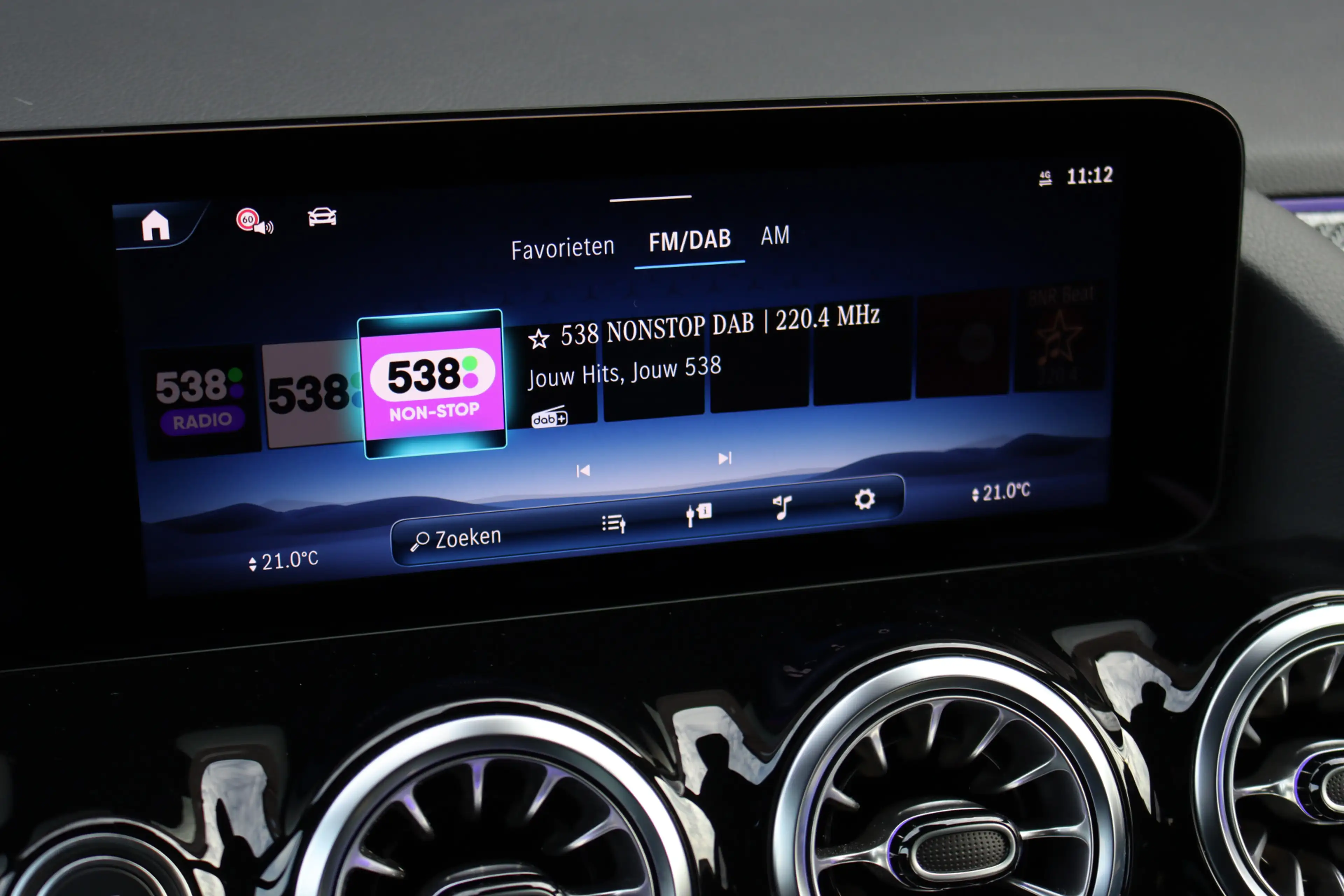 Mercedes-Benz GLA 250 e Premium+ AMG Line | Facelift | Distronic | Panor — photo 45