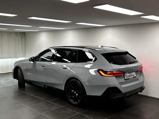 BMW 5 Series view 3