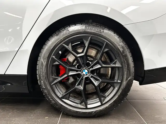 BMW 5 Series view 6