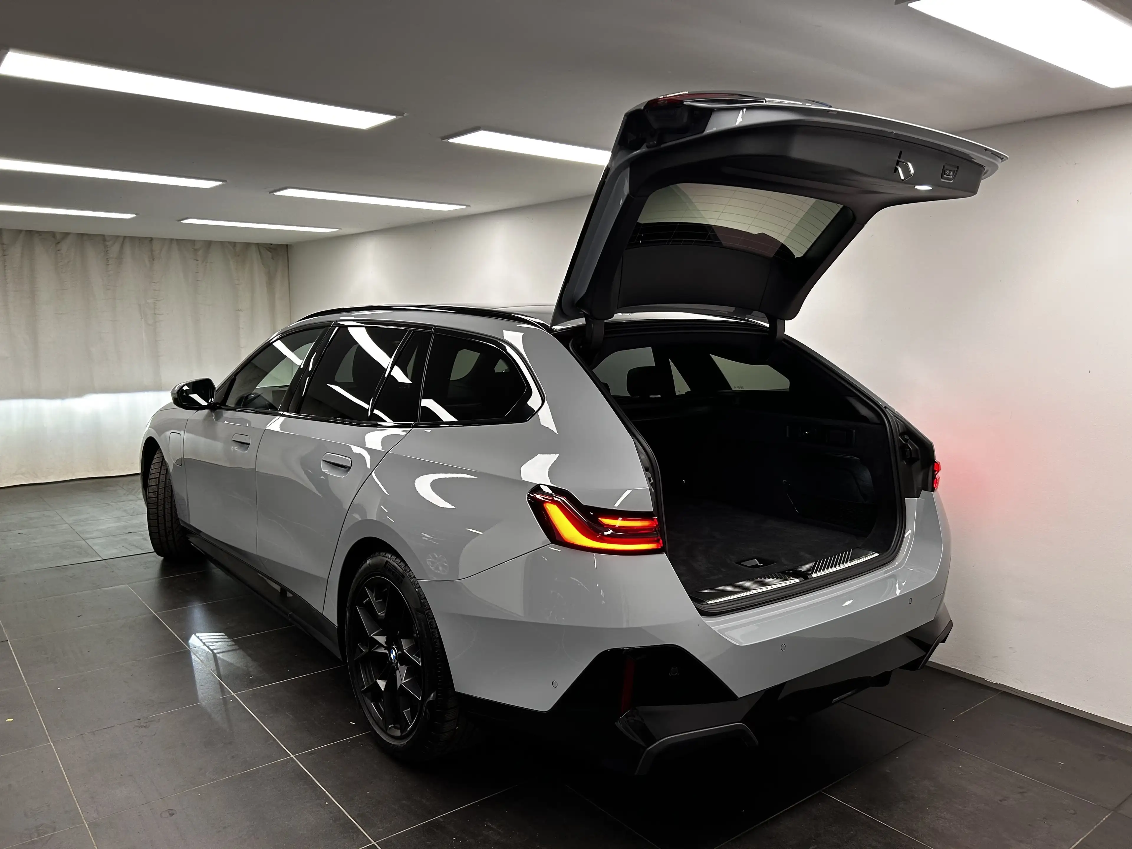 BMW 550 e xDrive Touring — photo 13