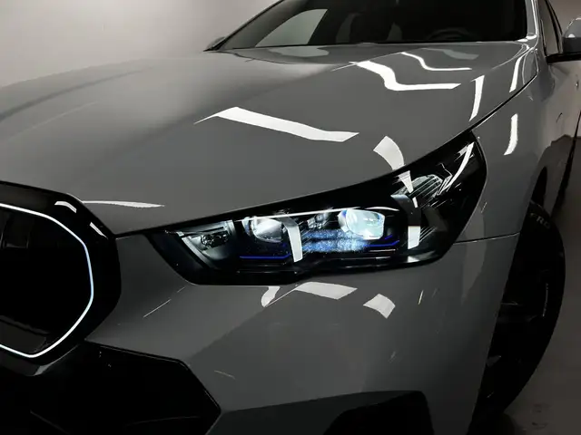 BMW 5 Series view 9