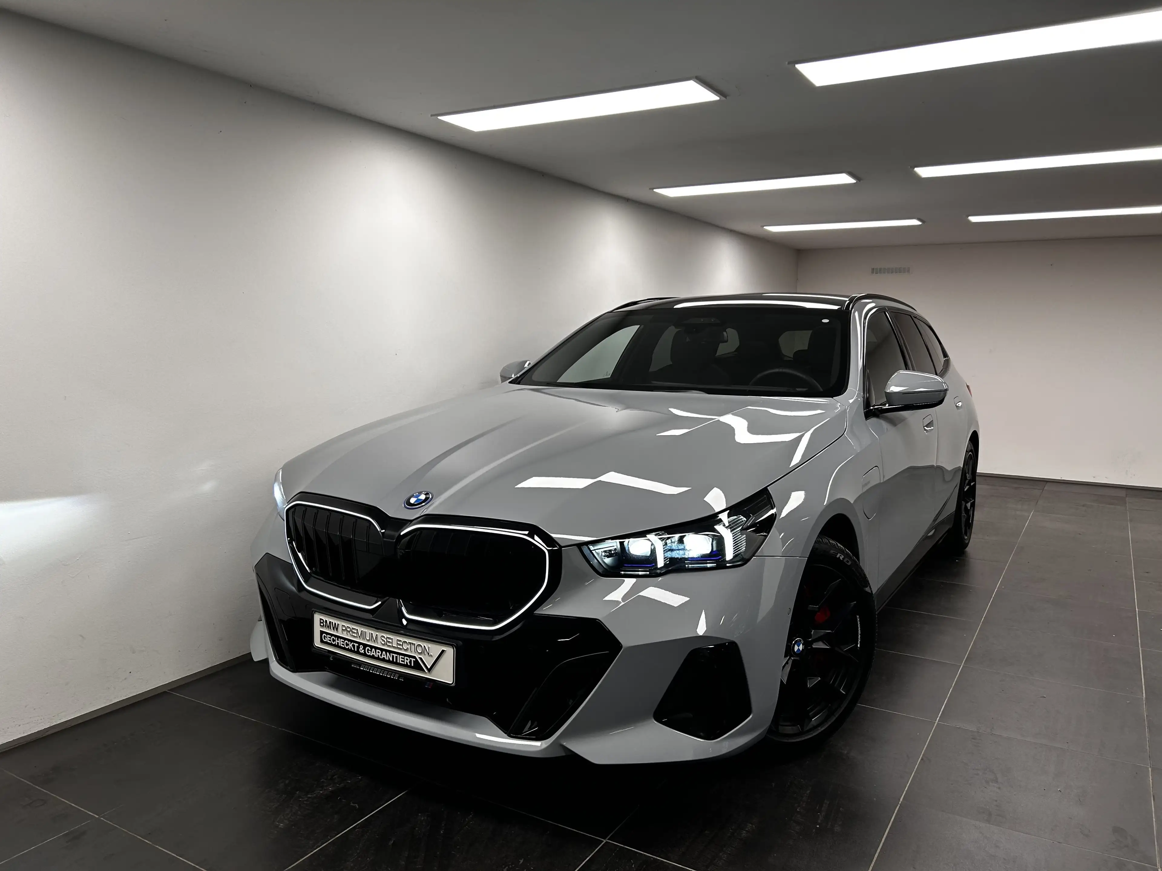 BMW 550 e xDrive Touring — photo 7