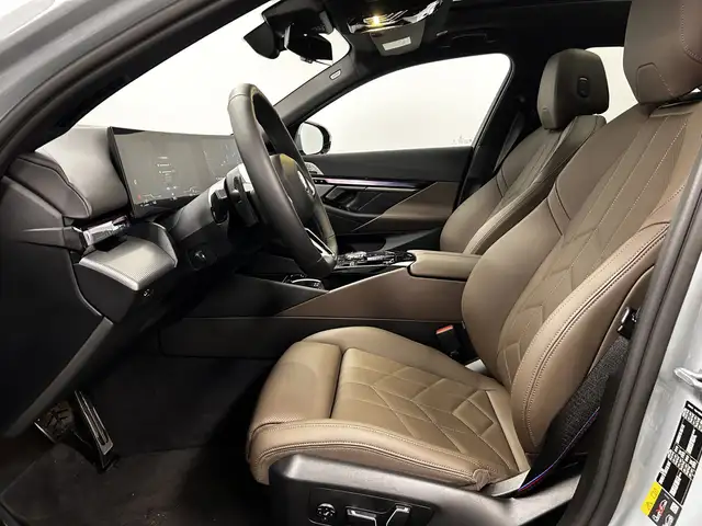 BMW 5 Series view 4