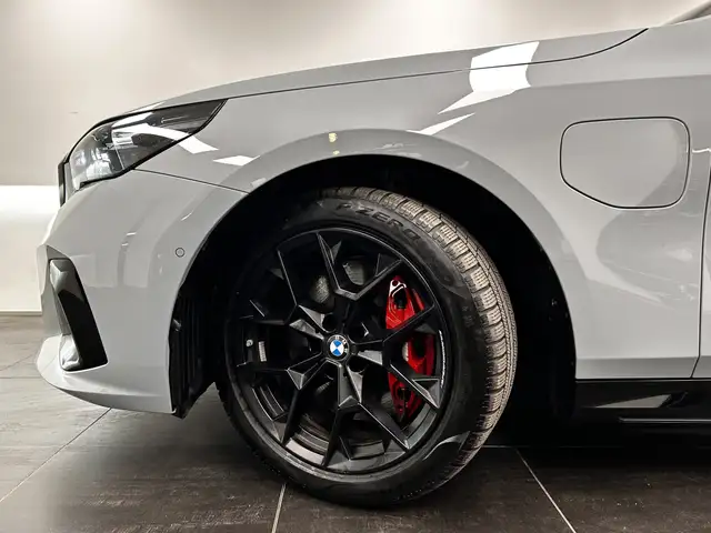 BMW 5 Series view 8
