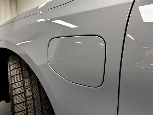 BMW 5 Series view 10