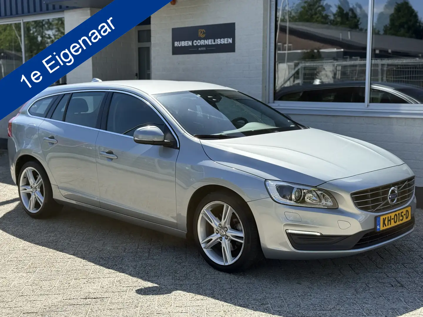 Volvo V60 1.5 T2 | 1e EIGENAAR | TREKHAAK | NL AUTO | XENON Grijs - 1