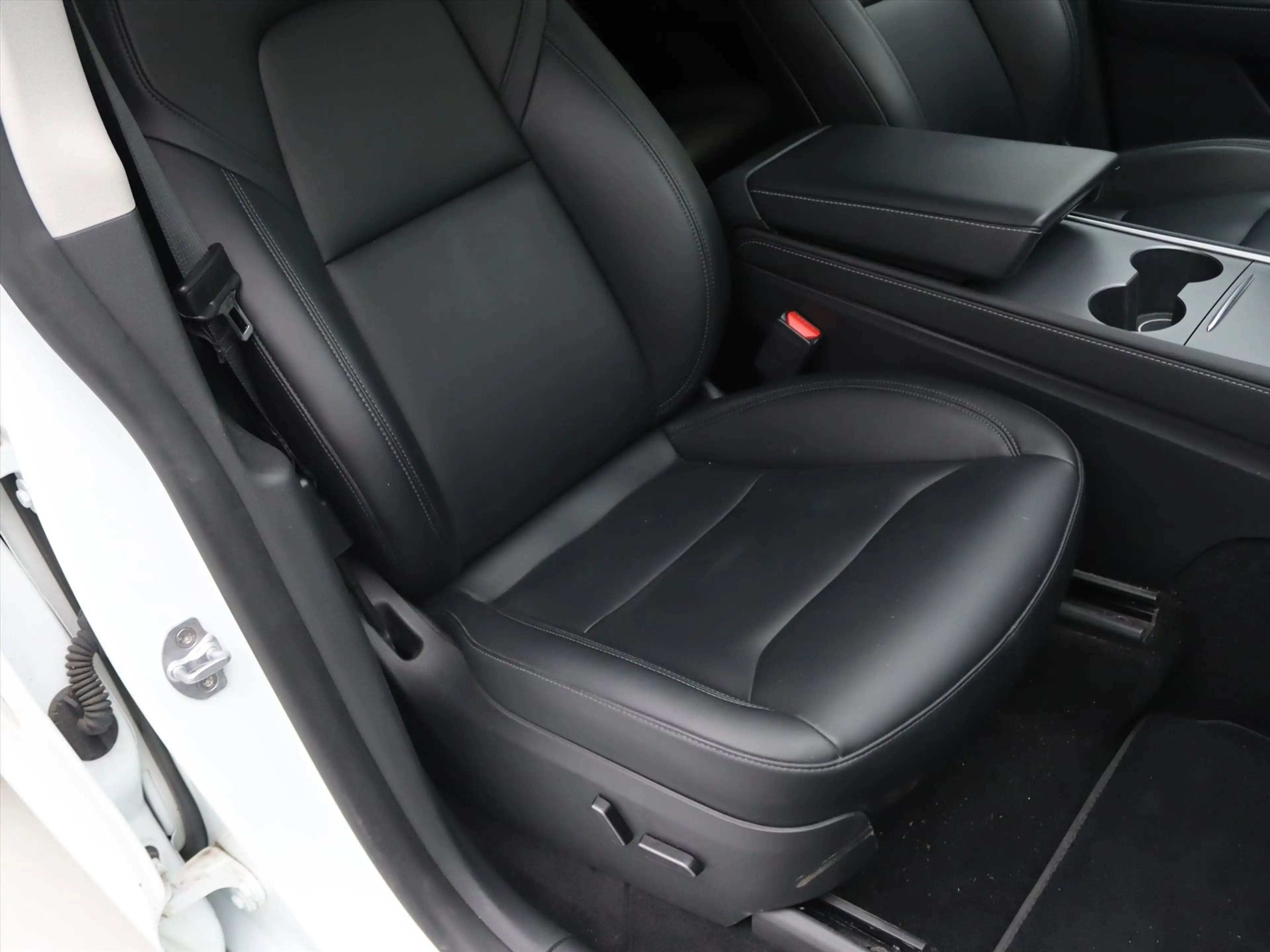 Tesla Model Y Long Range AWD 75kWh 351pk 92.2% SoH [ AMD RYZEN+A — photo 18