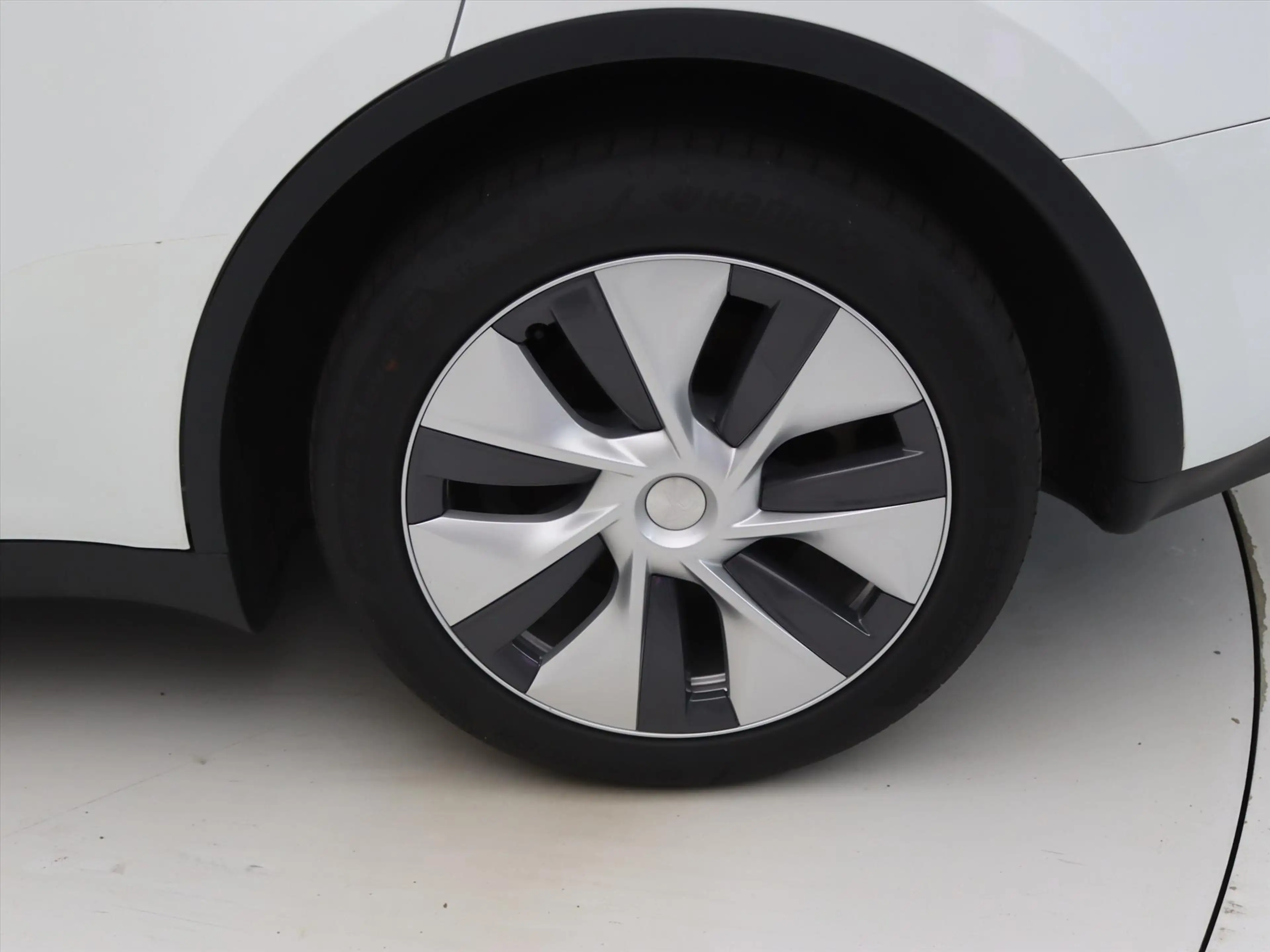 Tesla Model Y Long Range AWD 75kWh 351pk 92.2% SoH [ AMD RYZEN+A — photo 14