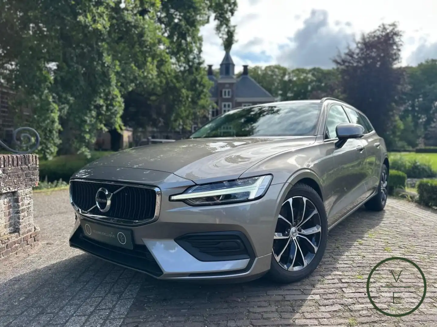 Volvo V60 2.0 B3 Momentum | Camera | Leder | Bliss | Pilot | Gris - 1