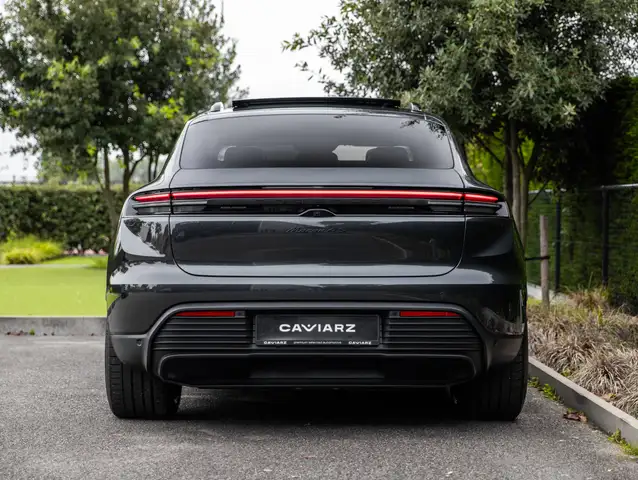 Porsche Macan view 5