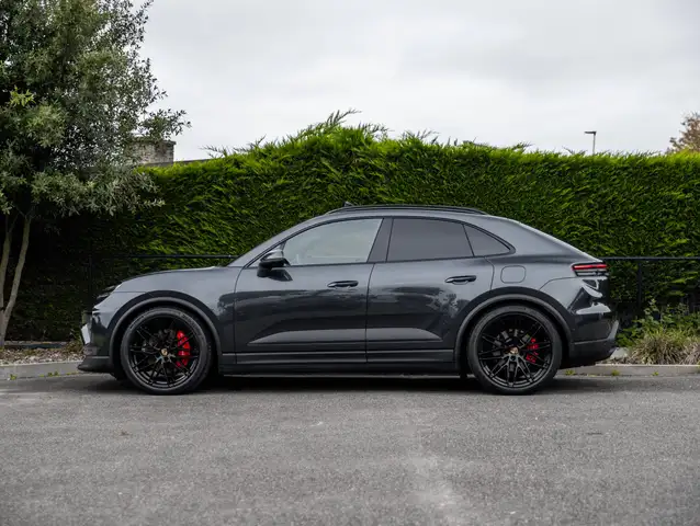 Porsche Macan view 3