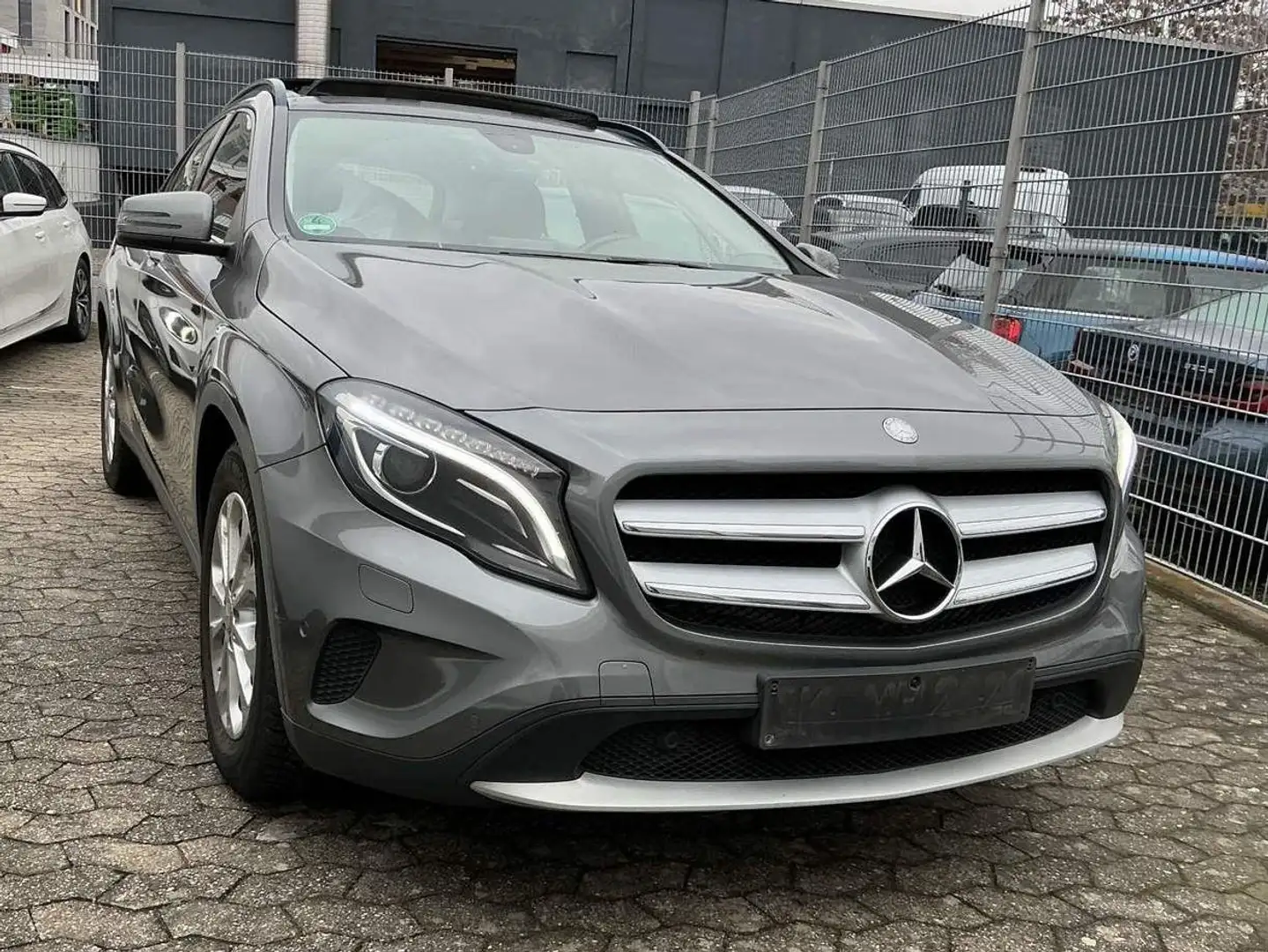 Mercedes-Benz GLA 200 *PANO*NAVI*BI-XEN*LEDER*NAVI* Grau - 2