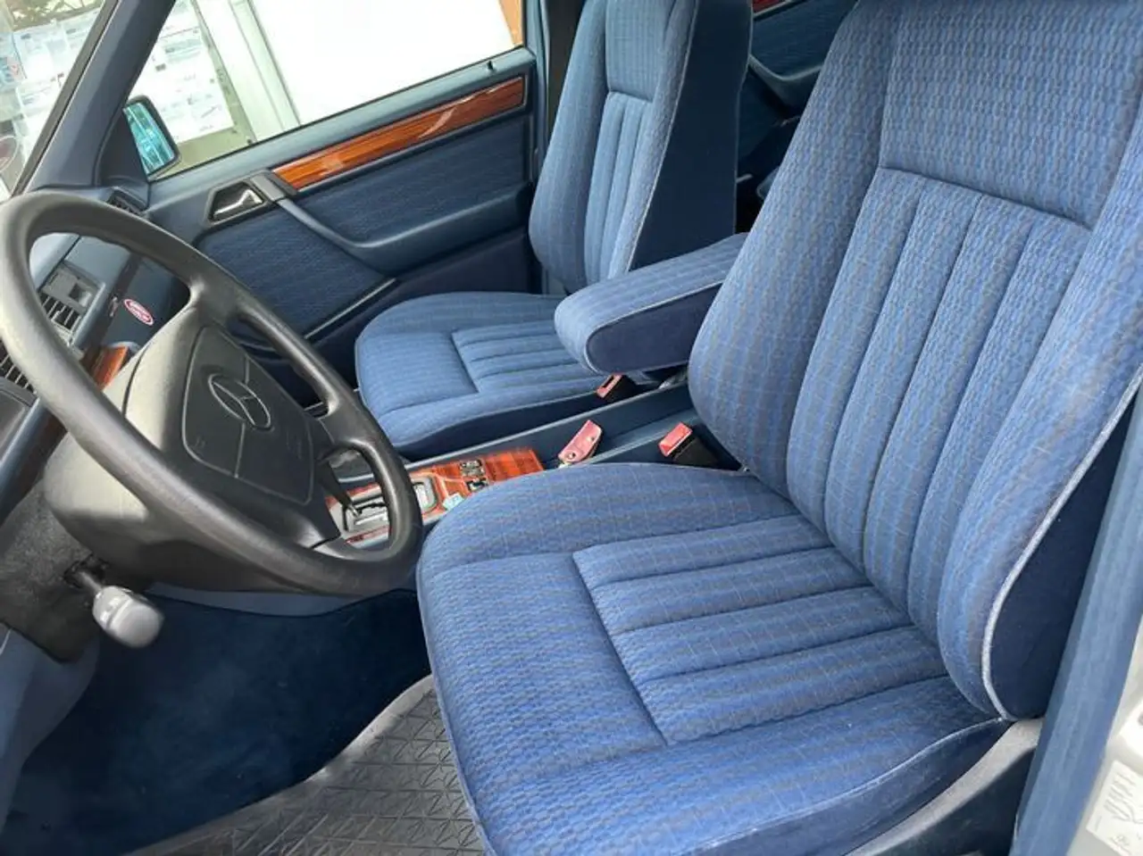 Mercedes-Benz E 230 1.Hand / Scheckheft /Automatik/ 33139 km, foto 5