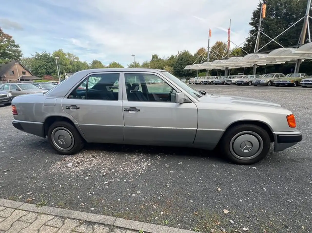 Mercedes-Benz E 230 1.Hand / Scheckheft /Automatik/ 33139 km, foto 2