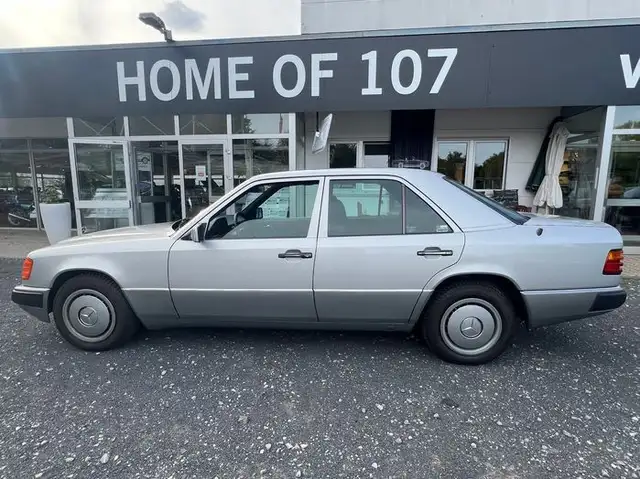 Mercedes-Benz E 230 1.Hand / Scheckheft /Automatik/ 33139 km