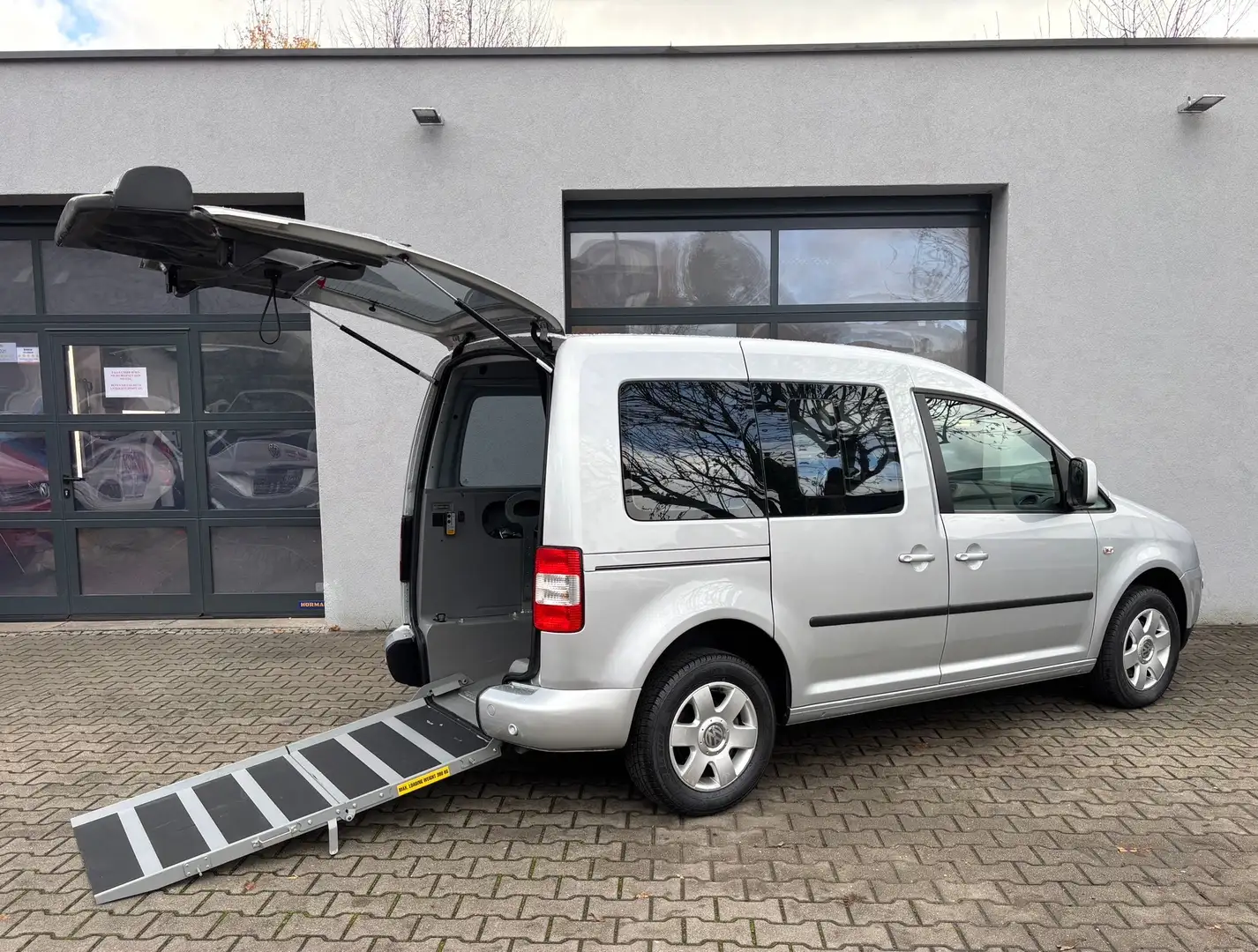 Volkswagen Caddy Life Behindertengerecht Seilwinde Rollstuhlrampe Silber - 1