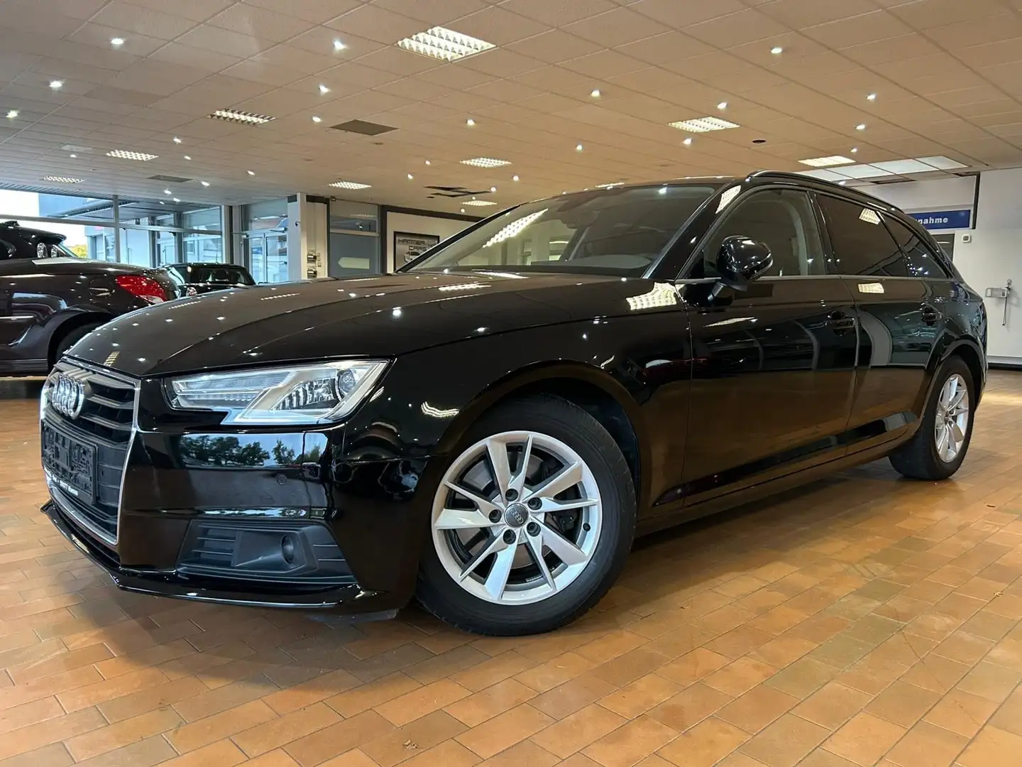 Audi A4 Avant basis ultra Schwarz - 1
