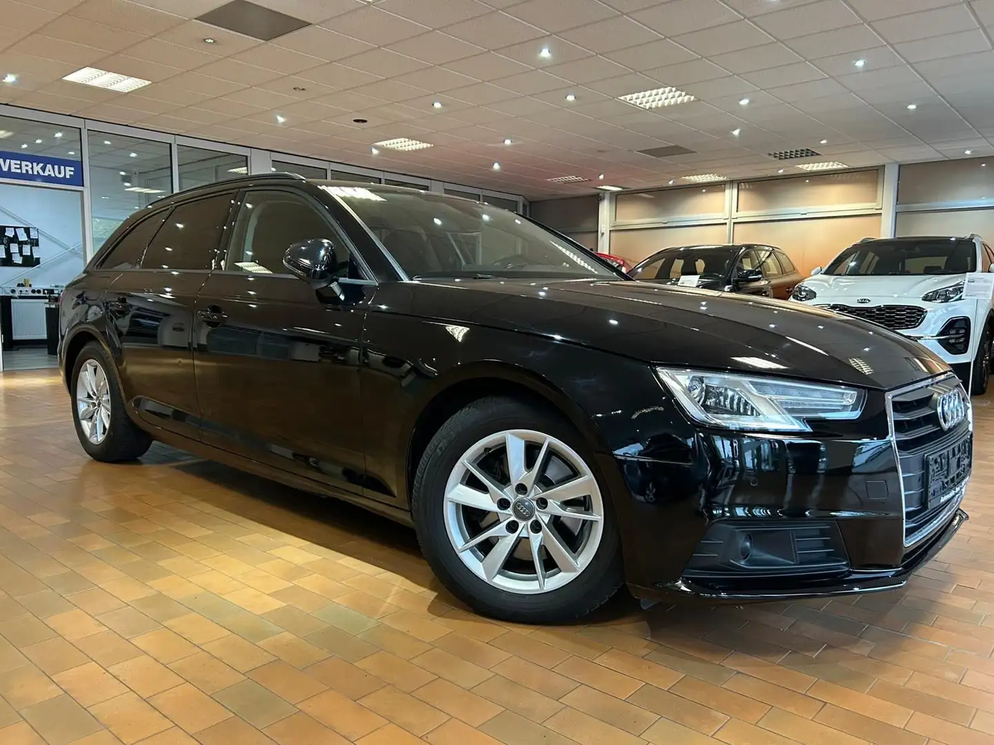 Audi A4 Avant basis ultra Schwarz - 2