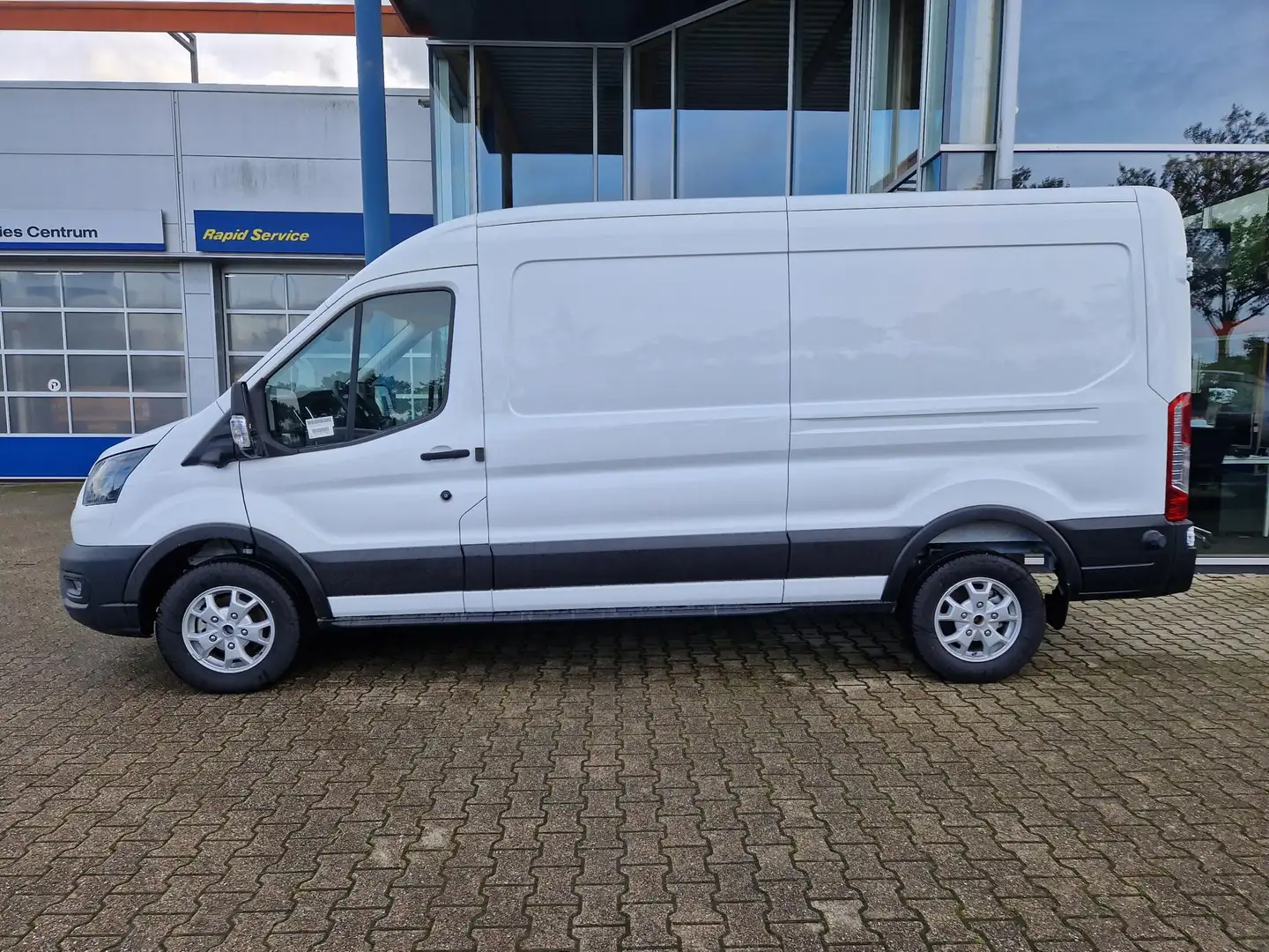 Ford E-Transit 350 L3H2 Trend 68 kWh Voorraad | Nieuw | Driver As Wit - 2