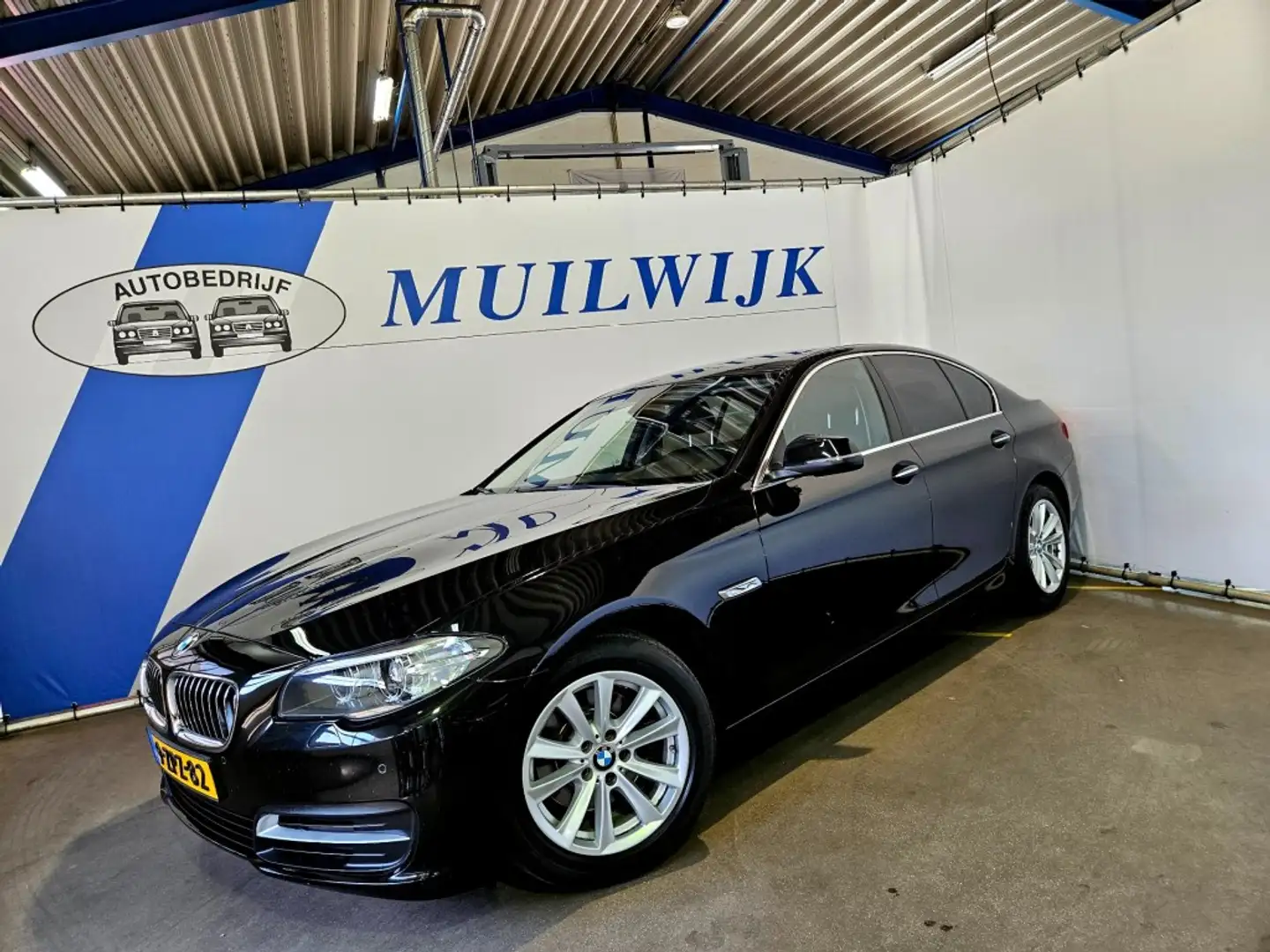 BMW 5 SERIE 520I Eecutive / Trekhaak / Leder / NL Auto Zwart - 2