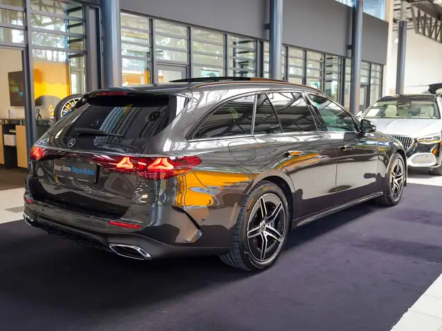 Mercedes-Benz E-Class view 3
