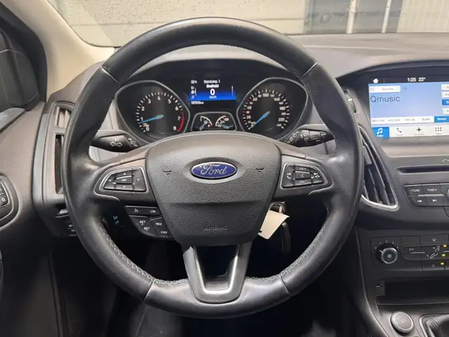 Ford Focus view 12