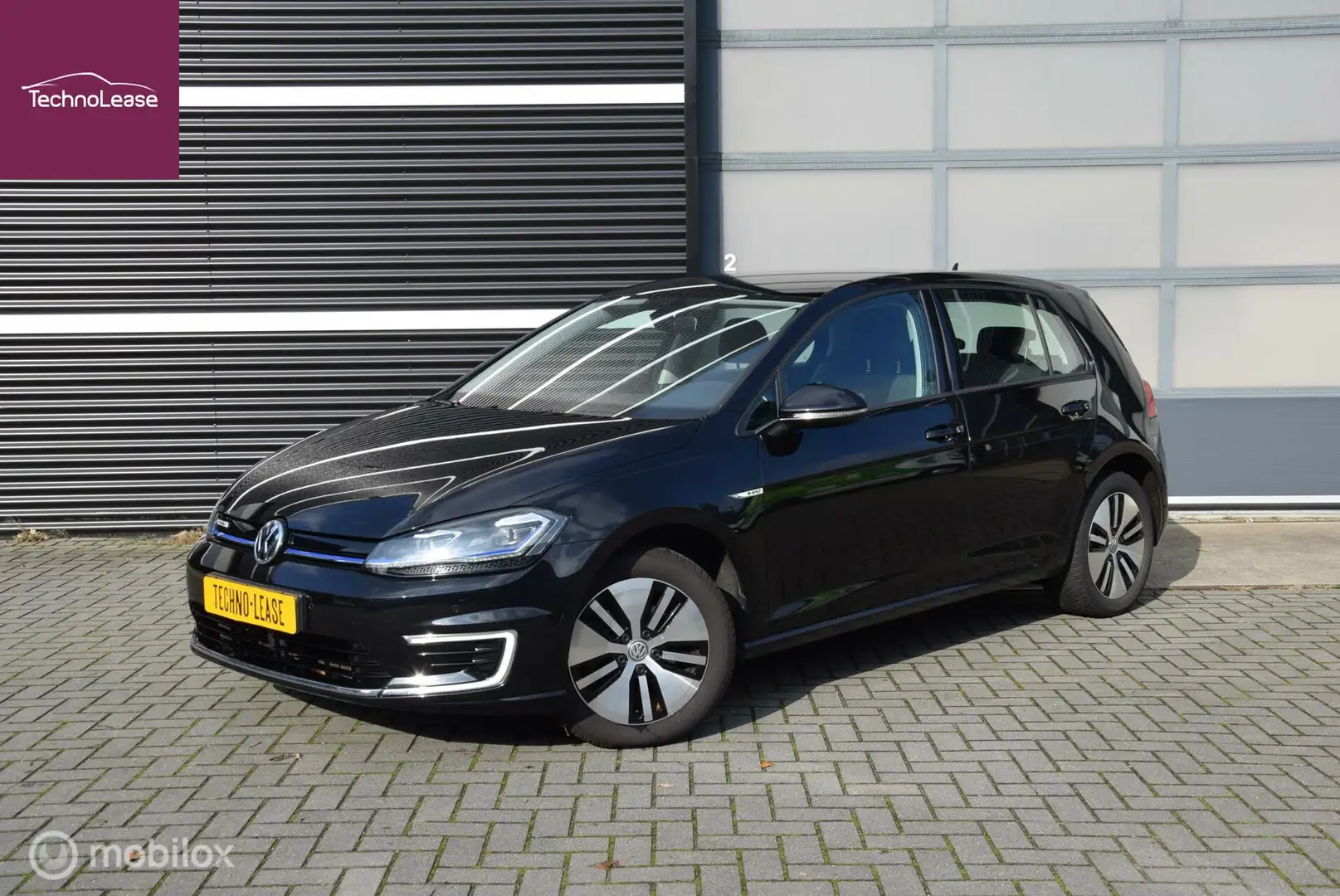 Volkswagen e-Golf 35.8 kWh Warmtepomp Adaptieve Cruise Achteruitrijc Zwart - 1